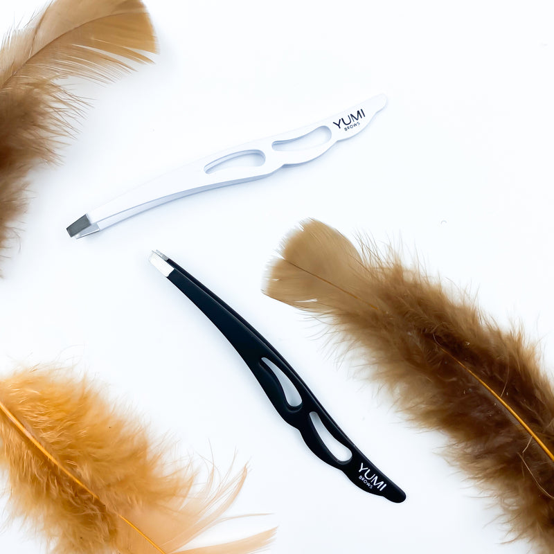 Yumi Brows tweezer slant tip black