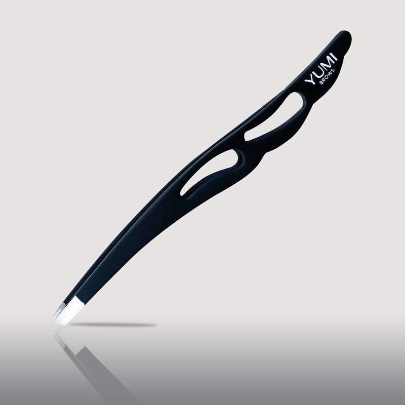 Yumi Brows tweezer slant tip black